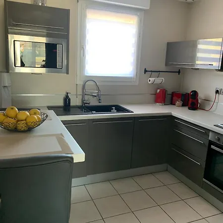 Yellow Vibes - La Villa
