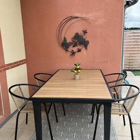 Yellow Vibes - La Villa